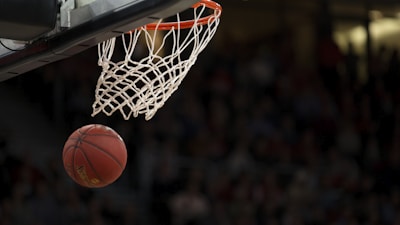 NBA季后赛湖人队与勇士队的精彩对决瞬间